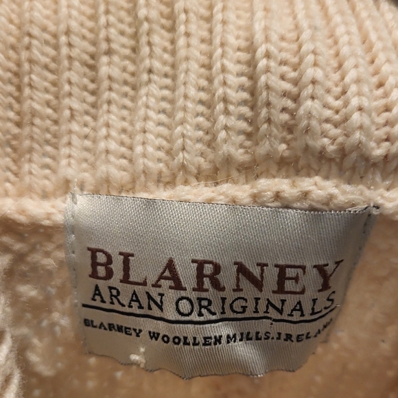 Blarney's Cable Knit Aran Cream Merino Wool Poncho/Cape with buckle details! - Picture 7 of 8